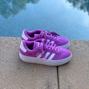 Size 6.5 Women’s VL Court Bold Sneakers